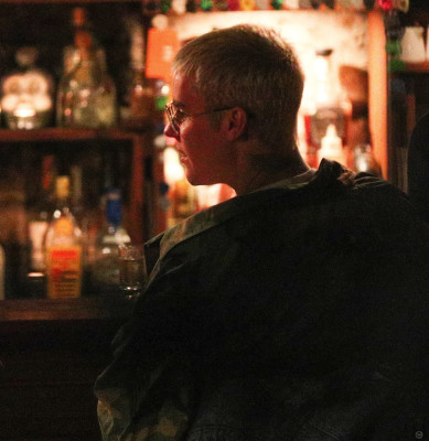 21.03 | Justin Bieber é fotografado em um bar em Arrowtown, na Nova Zelândia