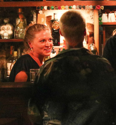 21.03 | Justin Bieber é fotografado em um bar em Arrowtown, na Nova Zelândia