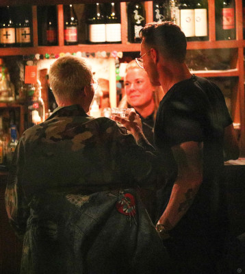 21.03 | Justin Bieber é fotografado em um bar em Arrowtown, na Nova Zelândia
