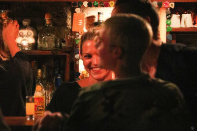 21.03 | Justin Bieber é fotografado em um bar em Arrowtown, na Nova Zelândia