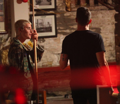 21.03 | Justin Bieber é fotografado em um bar em Arrowtown, na Nova Zelândia