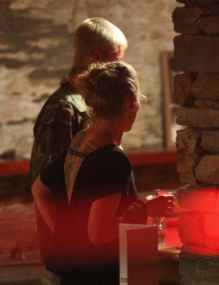 21.03 | Justin Bieber é fotografado em um bar em Arrowtown, na Nova Zelândia