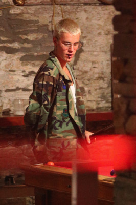 21.03 | Justin Bieber é fotografado em um bar em Arrowtown, na Nova Zelândia