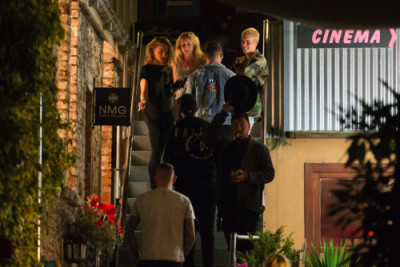 21.03 | Justin Bieber é fotografado em um bar em Arrowtown, na Nova Zelândia