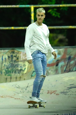 29.03 | Justin Bieber andando de skate no Aterro do Flamengo no Rio de Janeiro