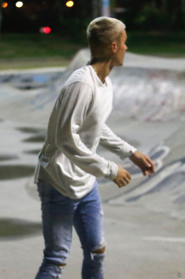 29.03 | Justin Bieber andando de skate no Aterro do Flamengo no Rio de Janeiro