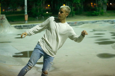 29.03 | Justin Bieber andando de skate no Aterro do Flamengo no Rio de Janeiro