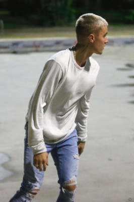 29.03 | Justin Bieber andando de skate no Aterro do Flamengo no Rio de Janeiro
