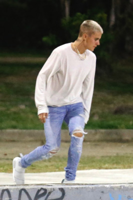 29.03 | Justin Bieber andando de skate no Aterro do Flamengo no Rio de Janeiro