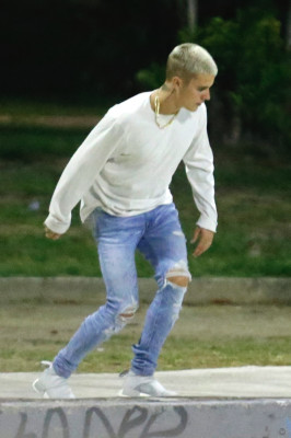 29.03 | Justin Bieber andando de skate no Aterro do Flamengo no Rio de Janeiro