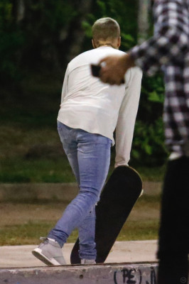 29.03 | Justin Bieber andando de skate no Aterro do Flamengo no Rio de Janeiro
