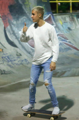 29.03 | Justin Bieber andando de skate no Aterro do Flamengo no Rio de Janeiro