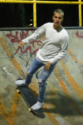29.03 | Justin Bieber andando de skate no Aterro do Flamengo no Rio de Janeiro