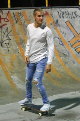 29.03 | Justin Bieber andando de skate no Aterro do Flamengo no Rio de Janeiro