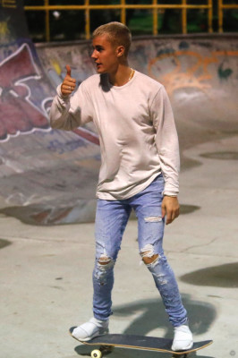 29.03 | Justin Bieber andando de skate no Aterro do Flamengo no Rio de Janeiro