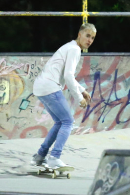 29.03 | Justin Bieber andando de skate no Aterro do Flamengo no Rio de Janeiro
