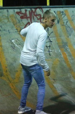 29.03 | Justin Bieber andando de skate no Aterro do Flamengo no Rio de Janeiro