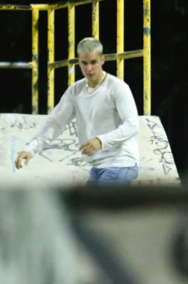 29.03 | Justin Bieber andando de skate no Aterro do Flamengo no Rio de Janeiro