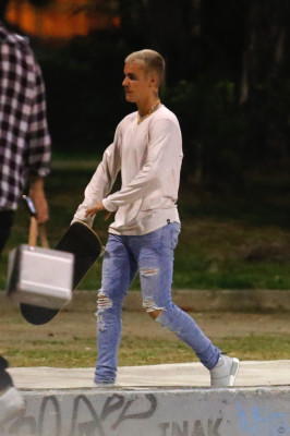 29.03 | Justin Bieber andando de skate no Aterro do Flamengo no Rio de Janeiro