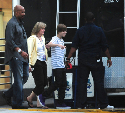 20.07 | Justin Bieber encontrando seu segurança em Los Angeles