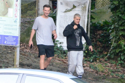 30.03 | Justin Bieber é fotografado na Pedra da Gávea no Rio de Janeiro