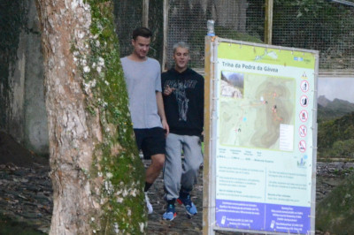 30.03 | Justin Bieber é fotografado na Pedra da Gávea no Rio de Janeiro