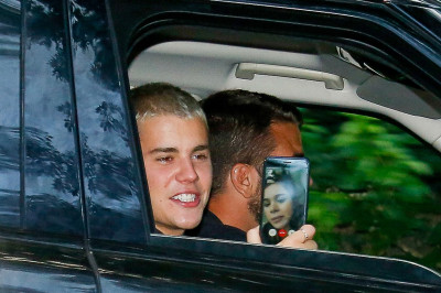 30.03 | Justin Bieber é fotografado na Pedra da Gávea no Rio de Janeiro