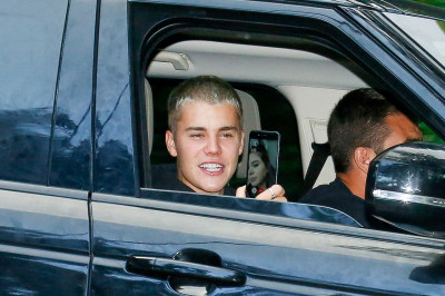 30.03 | Justin Bieber é fotografado na Pedra da Gávea no Rio de Janeiro