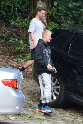 30.03 | Justin Bieber é fotografado na Pedra da Gávea no Rio de Janeiro