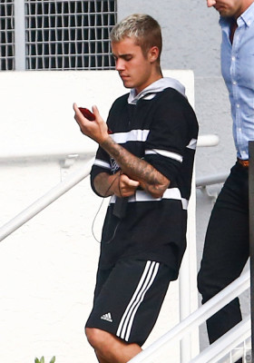 16.04 | Justin Bieber é fotografado em Miami, Flórida
