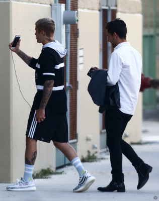 16.04 | Justin Bieber é fotografado em Miami, Flórida