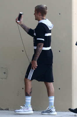 16.04 | Justin Bieber é fotografado em Miami, Flórida