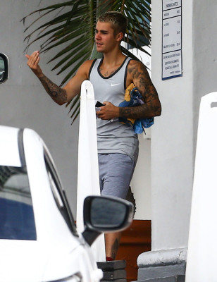 17.04 | Justin Bieber é fotografado em Miami, Flórida