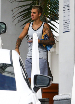 17.04 | Justin Bieber é fotografado em Miami, Flórida