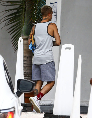 17.04 | Justin Bieber é fotografado em Miami, Flórida