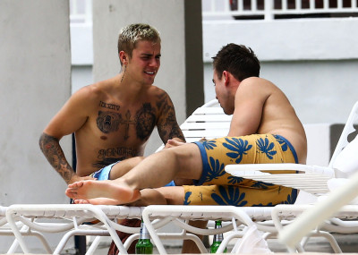 17.04 | Justin Bieber é fotografado em Miami, Flórida