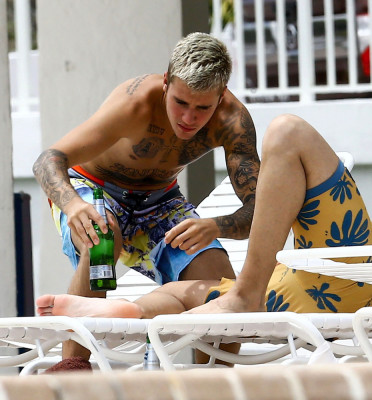 17.04 | Justin Bieber é fotografado em Miami, Flórida