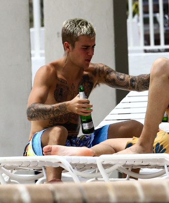 17.04 | Justin Bieber é fotografado em Miami, Flórida