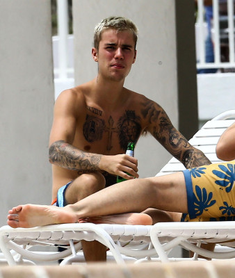 17.04 | Justin Bieber é fotografado em Miami, Flórida