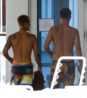 17.04 | Justin Bieber é fotografado em Miami, Flórida