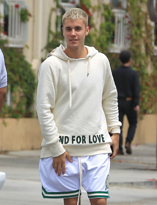 25.04 | Justin Bieber é fotografado em Beverly Hills, na Califórnia