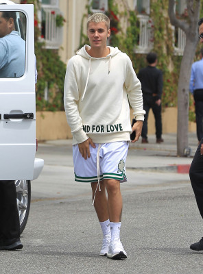 25.04 | Justin Bieber é fotografado em Beverly Hills, na Califórnia