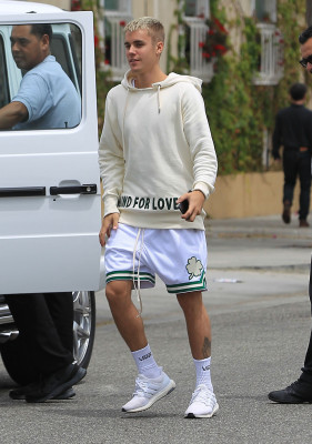 25.04 | Justin Bieber é fotografado em Beverly Hills, na Califórnia