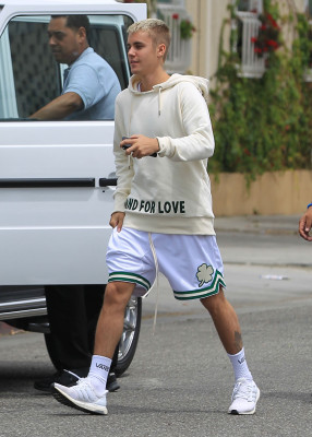 25.04 | Justin Bieber é fotografado em Beverly Hills, na Califórnia