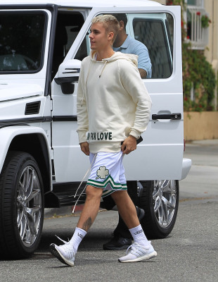 25.04 | Justin Bieber é fotografado em Beverly Hills, na Califórnia