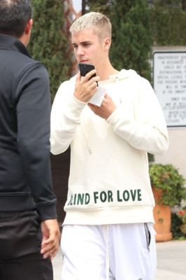 25.04 | Justin Bieber é fotografado em Beverly Hills, na Califórnia