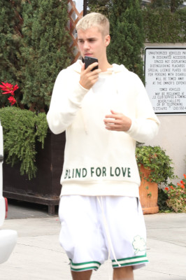 25.04 | Justin Bieber é fotografado em Beverly Hills, na Califórnia