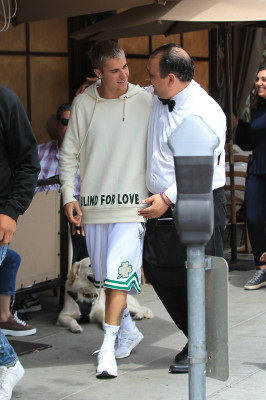 25.04 | Justin Bieber é fotografado em Beverly Hills, na Califórnia