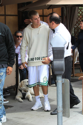 25.04 | Justin Bieber é fotografado em Beverly Hills, na Califórnia