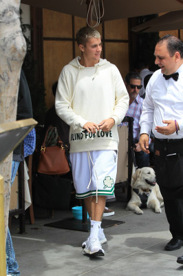 25.04 | Justin Bieber é fotografado em Beverly Hills, na Califórnia